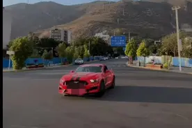 为博眼球吸引流量，网红开跑车街头玩漂移被举报！交警：记3分罚款400元图片