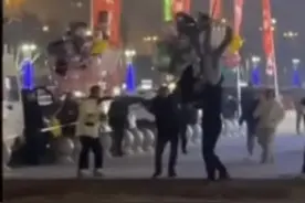 男子被热气球绳子缠住脚拽到空中，目击者：拽起一米多高，被众人及时救下图片