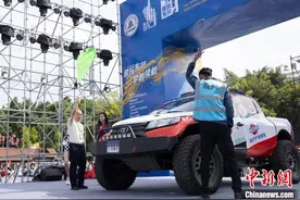 东川泥石流国际汽车越野赛开赛 百余名赛车勇士竞逐“魔鬼赛道”图片