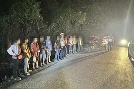 三轮摩托车承受了不该承受的“重量”！图片