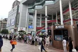 最早的凌晨2点就来了，南京路今早为何又排队了？图片