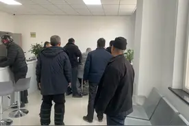 延长公安交警：临近下班焦急等待 延时服务情暖人心图片