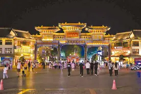 霓虹古巷 烟火人间图片