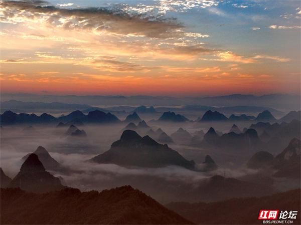 网友镜头下的桂林尧山：云海与日出交织的视觉盛宴
