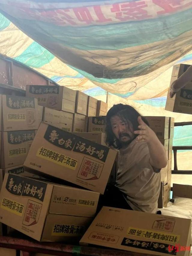 残疾拾荒者胡雷资助的女孩意外离世，警方：因辅导作业与家人发生争执后离家，在家附近水池内被发现
