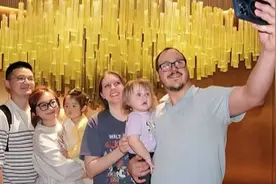 “一亿人看过的美国家庭”现身上海，与中国网友同游迪士尼，品尝小笼包图片