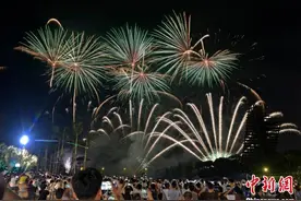 广西南宁：烟花秀点亮夜空图片