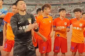 场面温情！泰山队与北看台球迷合影，球迷为高准翼唱起生日歌图片