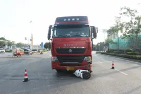 被大货车推行数十米，电动车驾驶人死里逃生！图片