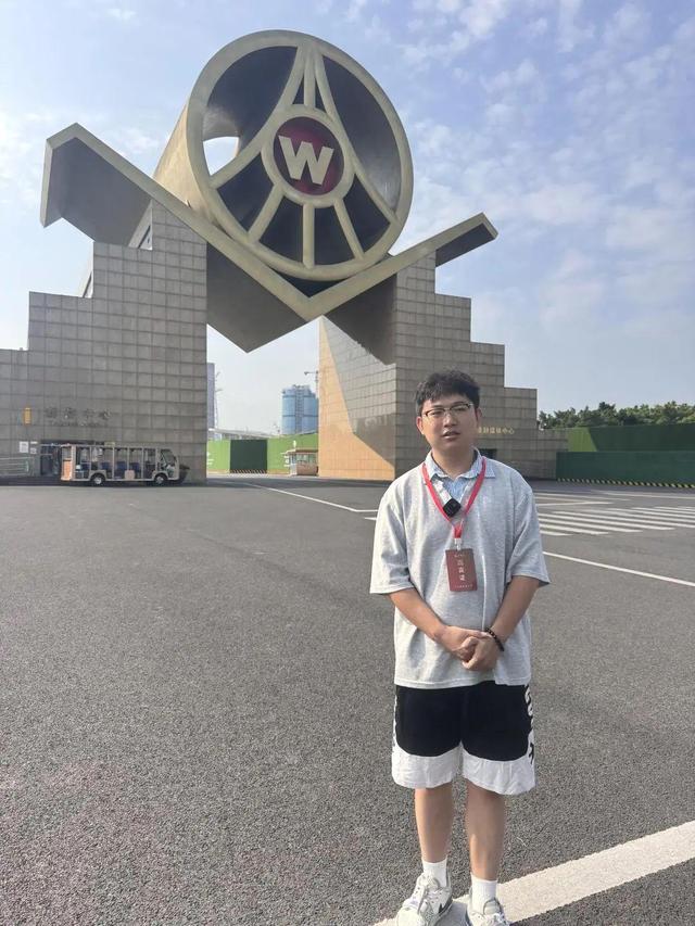 小伙带开盖五粮液上高铁被拦，当场2分钟喝完8两，事后收到五粮液寄来的两瓶白酒，还受邀到宜宾参观酒厂