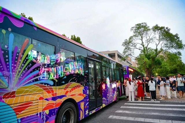 烟花夜巴士，来了！