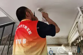 楼道灯亮了暖了居民的心 辽源路街道开展感应灯维修活动图片