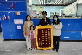 女童上地铁妈妈却没上车，广州地铁工作人员爱心接力助团聚图片