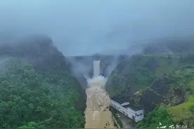 芦溪：山口岩水库开闸泄洪图片