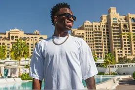 阳光正好☀️维尼修斯晒度假照：在迪拜的阳光下漫步图片