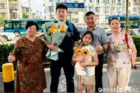 2025高考收官！考场外的“花式接考”，藏着亲友攒了三年的温柔图片