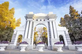 多所高校官宣“开园”，刷身份证可进！打开校门，看见“大学之大”图片