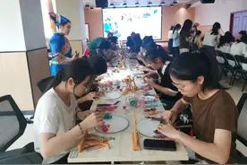 广西卫生职业技术学院：开展“三月三”传统手工制作展示活动图片