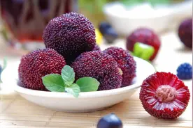 洗杨梅直接用水等于吃虫卵！教您用2样小东西洗，虫子乖乖跑出来~图片