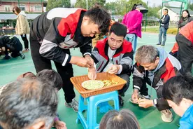 快手剥毛豆、公鸡下蛋……金山胥浦村趣味运动会开赛图片