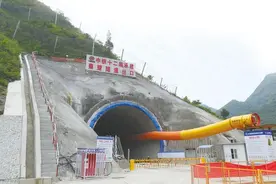 西十高铁全线首座一级高风险隧道贯通图片