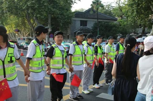 今天，杭州“顶流”景点，这一幕又出现了……