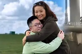 感动！男子用AI技术和已故母亲拥抱图片