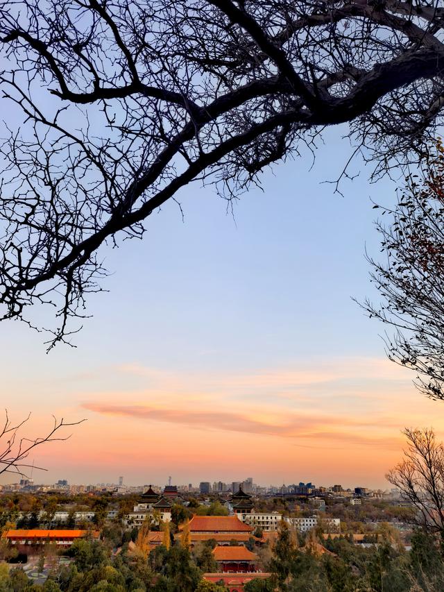 小雪节气限定浪漫！游人清晨登景山万春亭观美丽朝霞