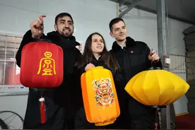 西安地铁哥伦比亚籍学员“入乡随俗”体验地道中国年图片