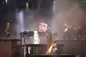 知名男歌手，演唱会突发意外！图片