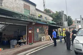 东莞高埗城管开展违章雨棚集中清拆行动图片