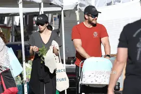 施瓦辛格爱女二胎后身材纤细 与丈夫星爵出街遛娃图片