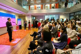 “美丽工坊”绽放巴黎，中国残疾妇女文创作品展在巴黎开幕图片