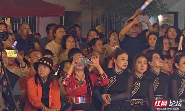 【每日一图@湖南】“村晚”点亮夏夜！桂东青竹村文化盛宴引客来