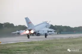 超低空突防、空中对抗……东部战区空军航空兵某团开展飞行训练图片