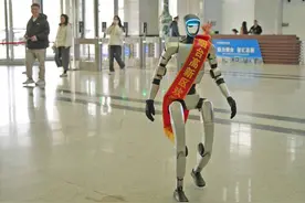图片新闻|人形机器人在烟台“上岗”图片