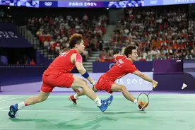 “梁王”组合羽毛球男双摘银图片