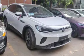 男子称购大众ID4新车次日，车辆无法启动得大拆换零件；4S店：系变压器故障需更换图片