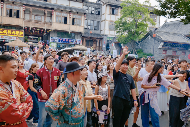 人潮涌动，穿越六百年！青岩古镇“状元的路”引爆国庆文旅热潮