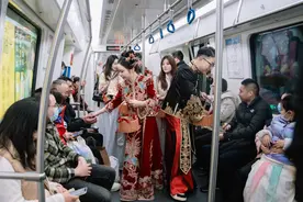 宁波一对新人坐地铁发喜糖火了 网友：坐最贵的车，分享最甜的糖图片