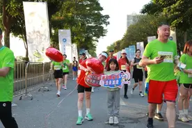 佛山高明稻马赛道飘扬“宪法红”图片