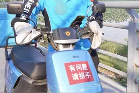 “有问题请招手”！武汉外卖小哥电瓶车上贴的一张小纸条火了图片