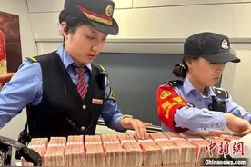 福州客运段一列车长“捡到”60万现金物归原主图片