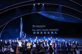 中国90后科幻作家获雨果奖！刘慈欣亲自颁奖图片