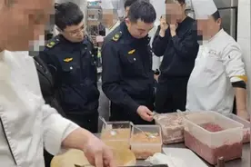 网红餐厅为食品增色添加亚硝酸钠被罚5万：食用过量可致器官衰竭图片