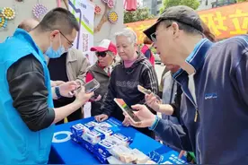 居民们通过回收小程序，足不出户变废为宝图片