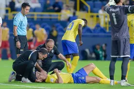 沙特媒体：C罗因颈部受伤被换下，并接受了物理治疗图片