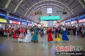 沈阳站快闪迎国庆 奏响爱国最强音图片