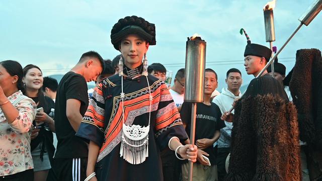 凉山越西县火把季系列活动举行：梯田火把秀上演，最美“金索玛”最帅“金鹰”出炉