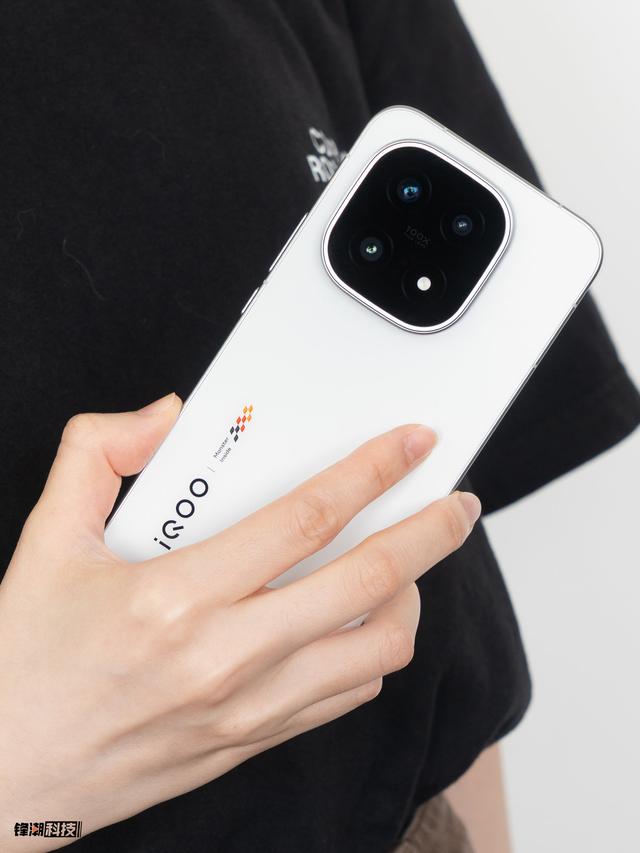 iQOO 15评测：跨代领先的性能，无短板的旗舰体验